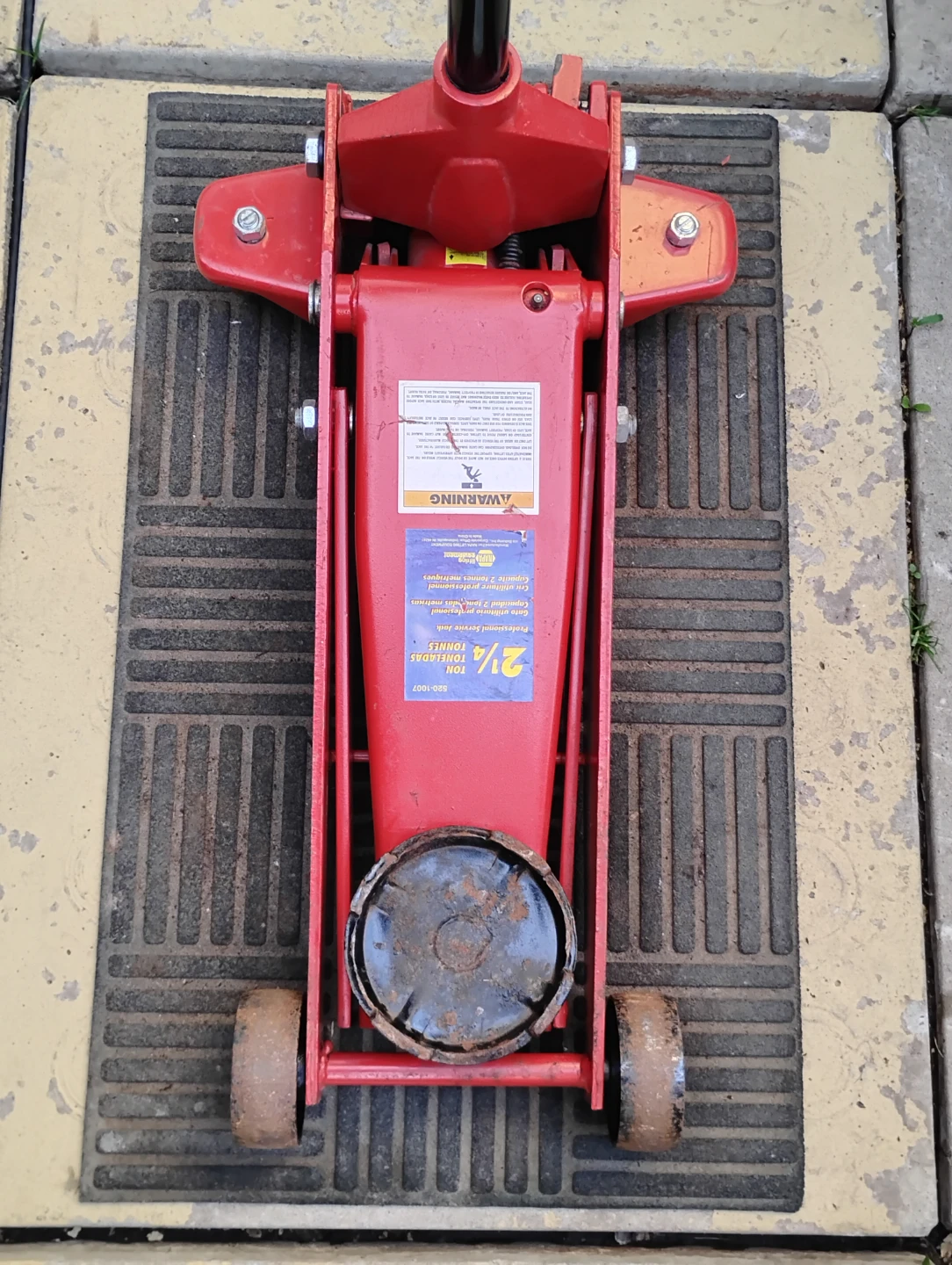2 and a 1/2 ton floor jack. Napa Professional Grade