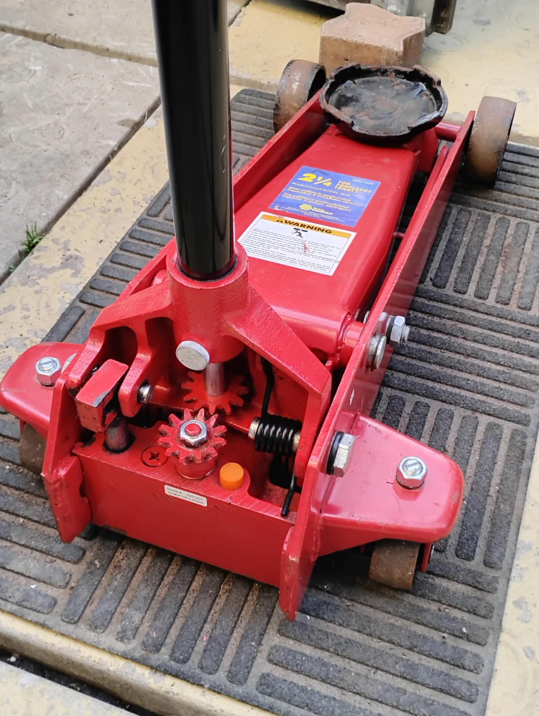 2 and a 1/2 ton floor jack. Napa Professional Grade - photo 3