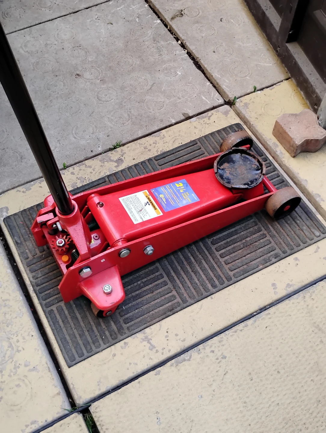 2 and a 1/2 ton floor jack. Napa Professional Grade - photo 5
