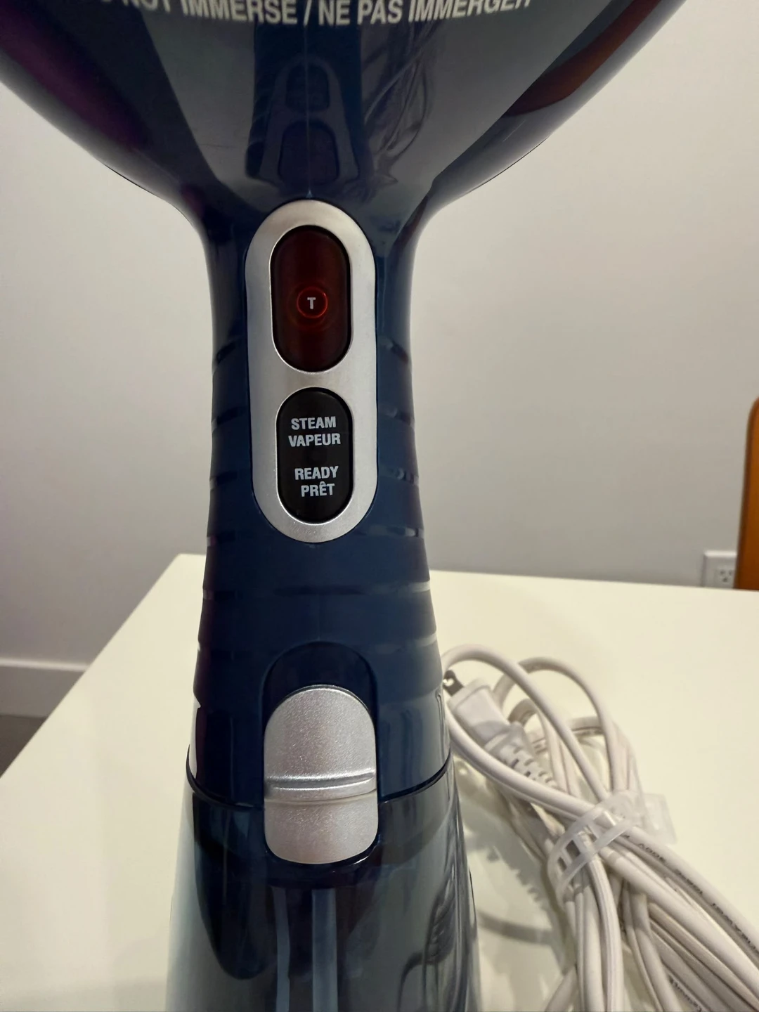 Conair Handheld Garment Steamer - Like New - photo 2