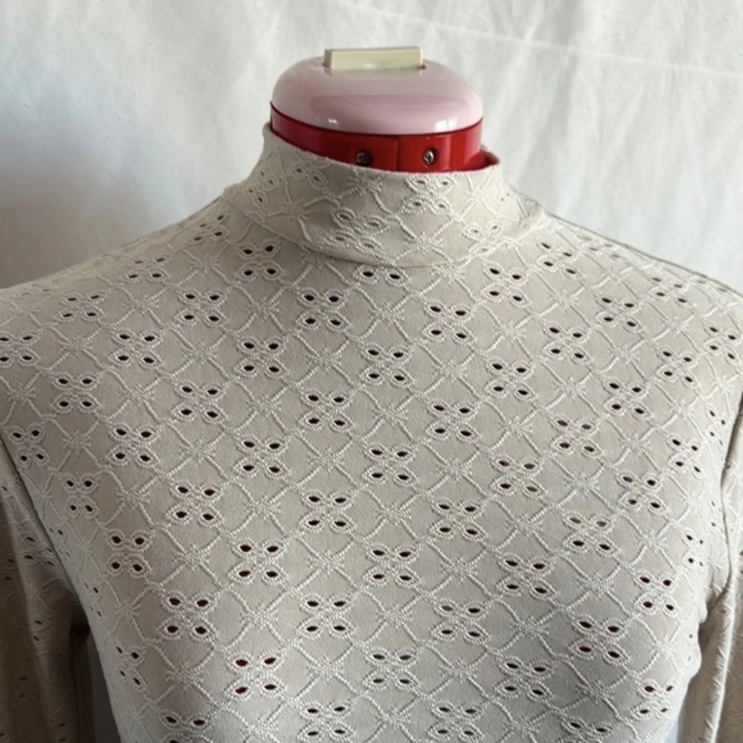 Cream Eyelet Mock Neck Long Sleeve Top size M - photo 2