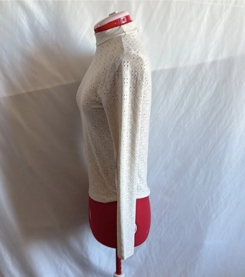 Cream Eyelet Mock Neck Long Sleeve Top size M - photo 5