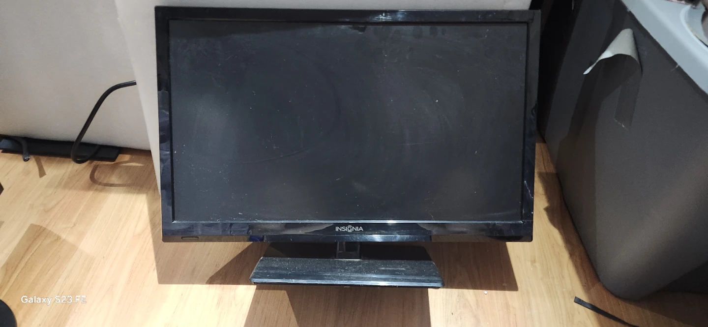 Insignia 24" TV/Monitor.  The price is firm - photo 2