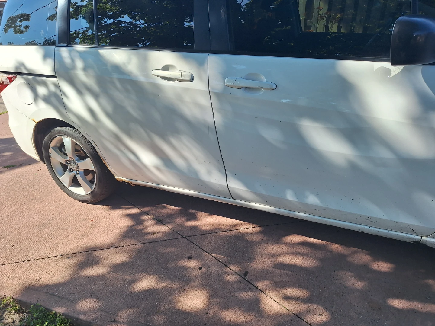 White Mazda 5 Minivan - photo 2