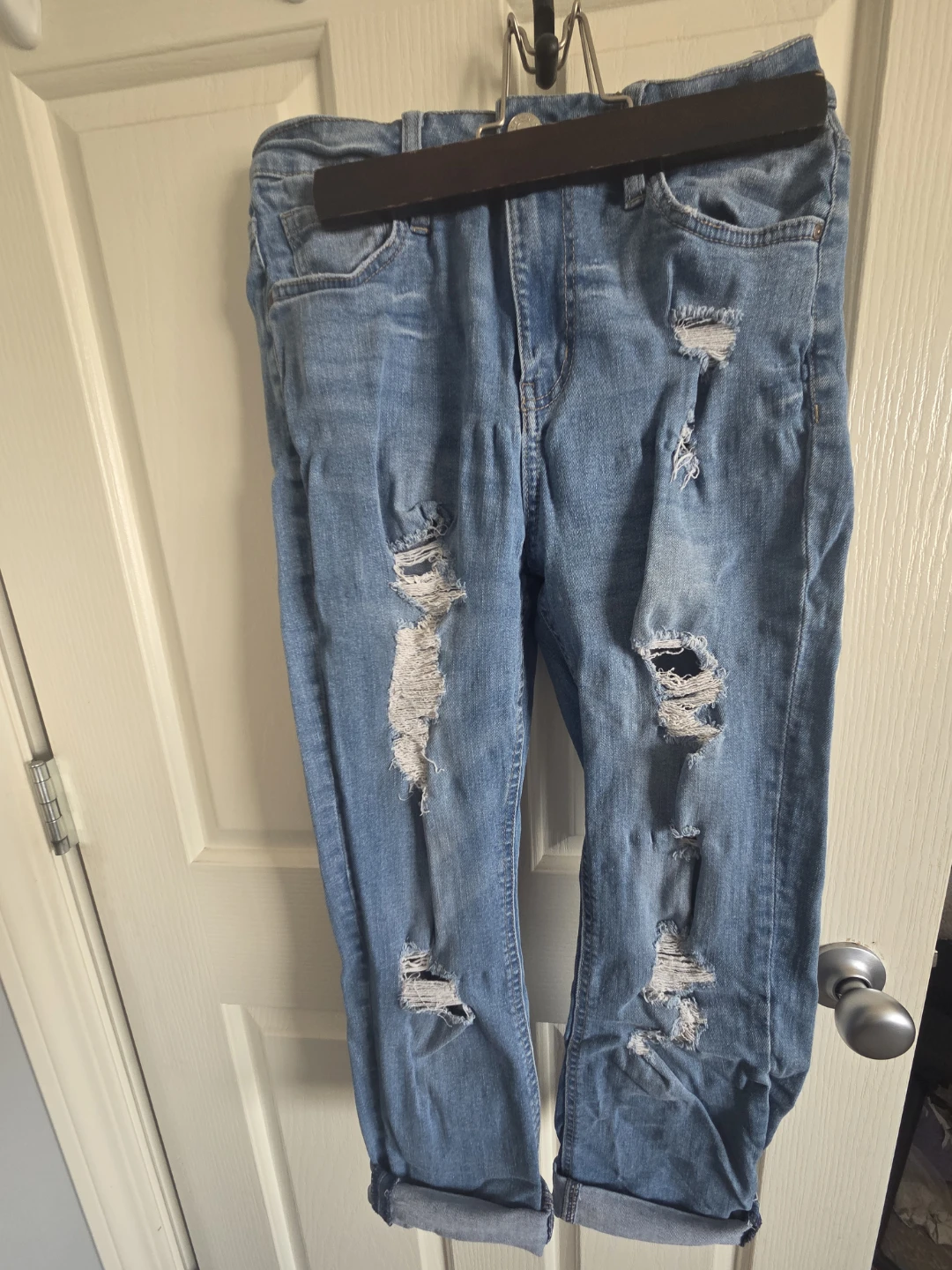 Distressed Capri Jeans