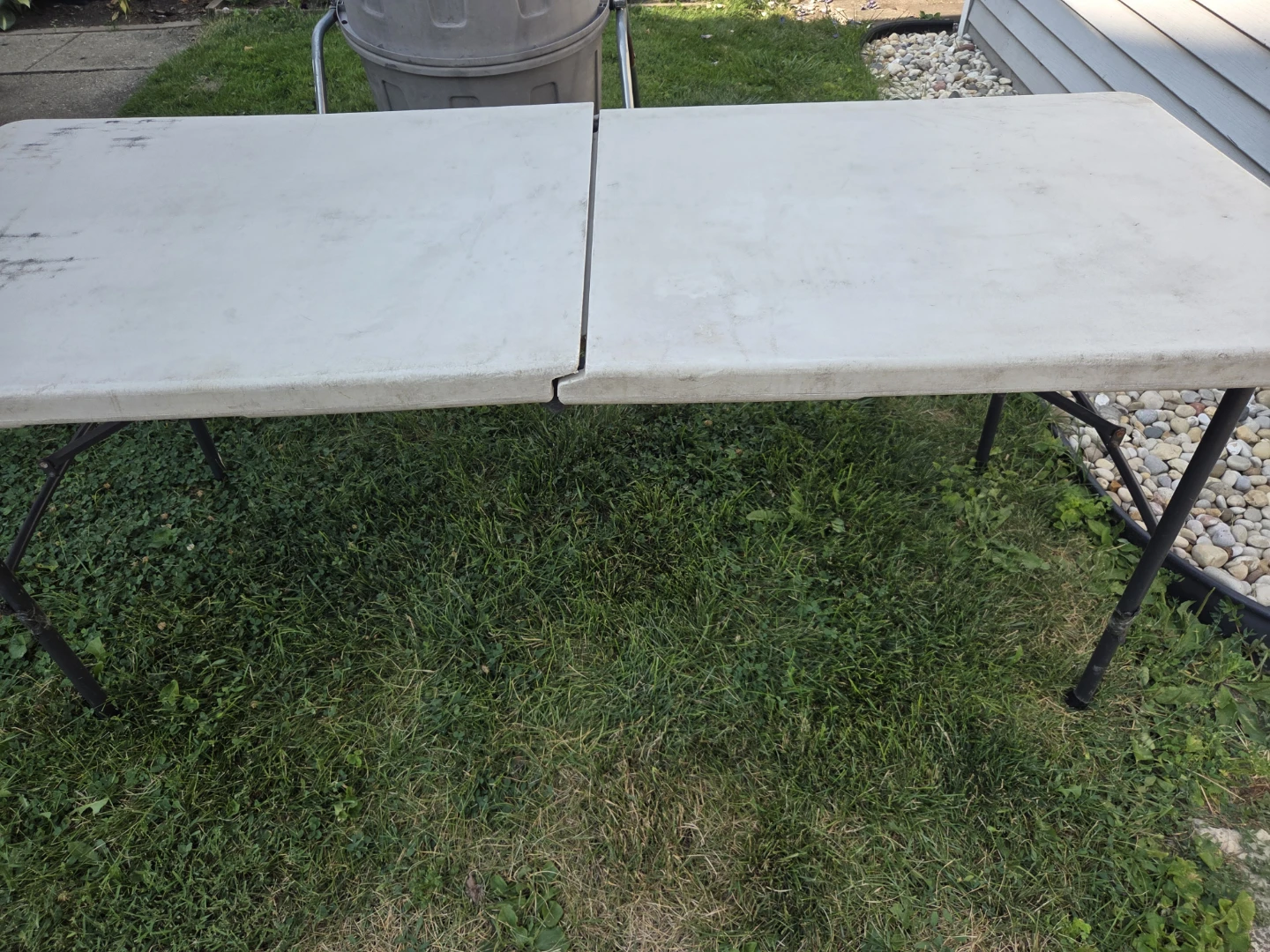 FOLDING TABLE