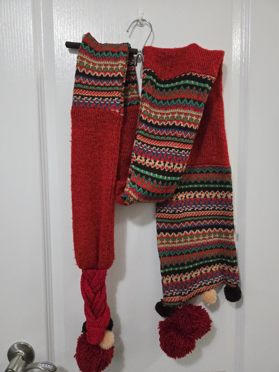 Knitted Scarf with Pompoms