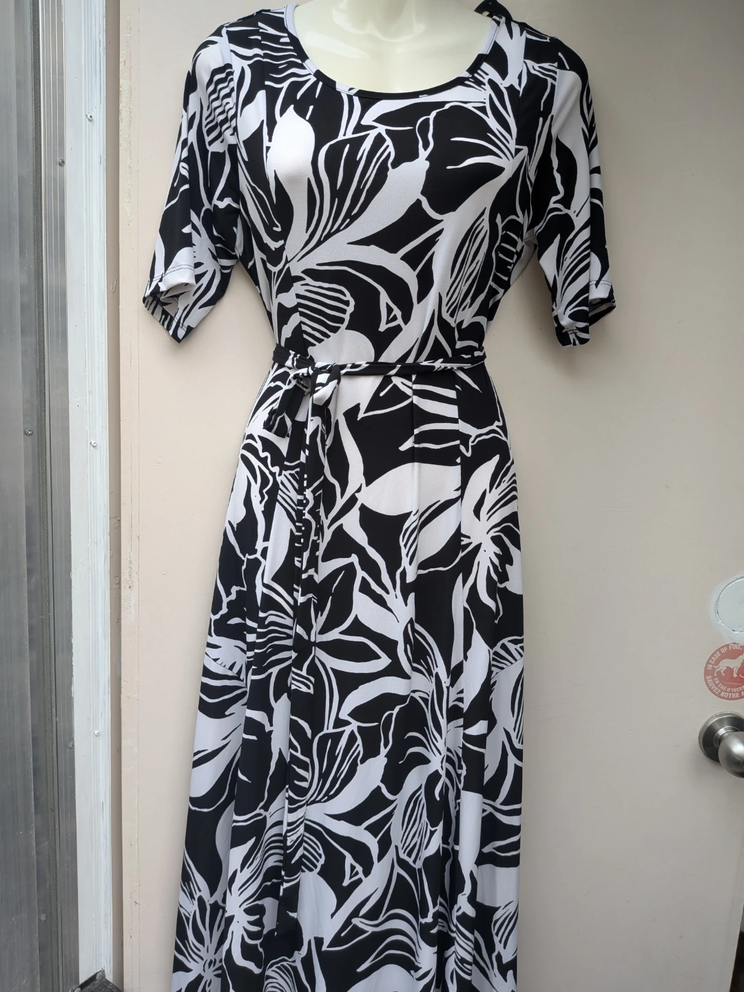 Black and White Floral Maxi Dress sz MEDIUM - photo 2