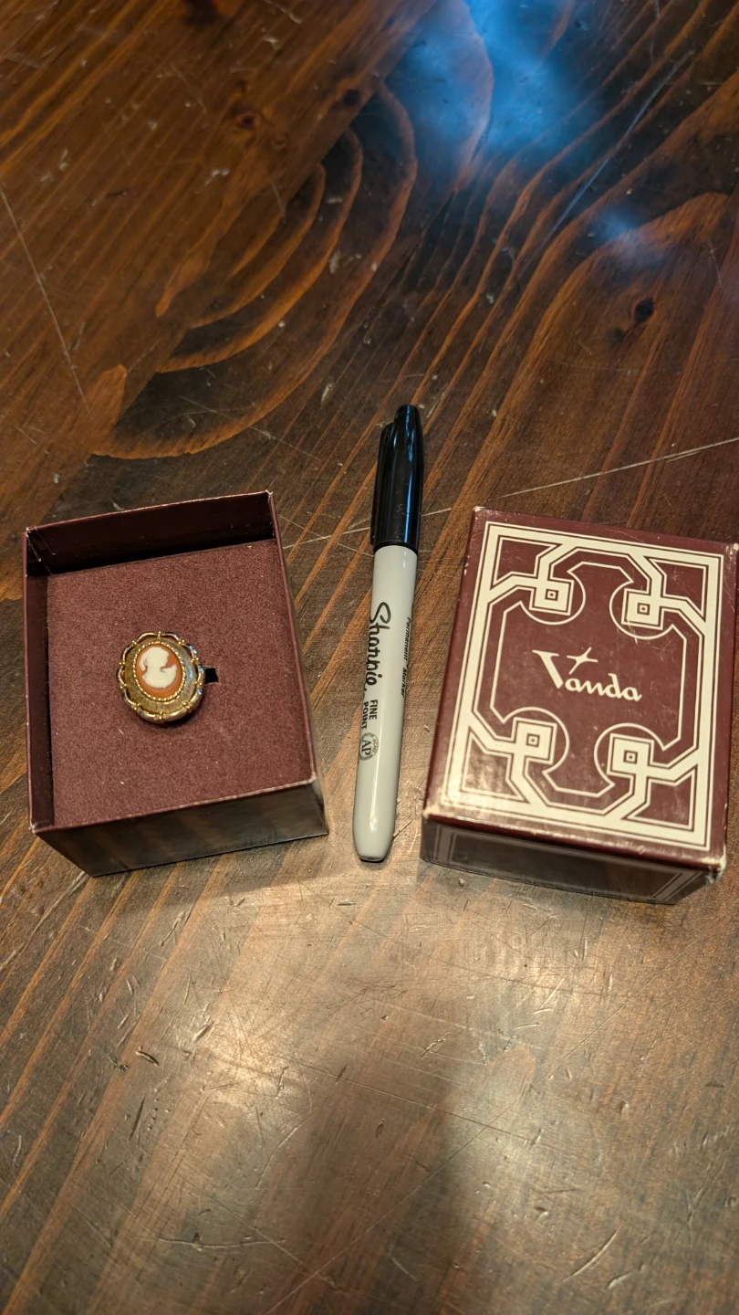 Vintage Cameo "poison" Ring in Box