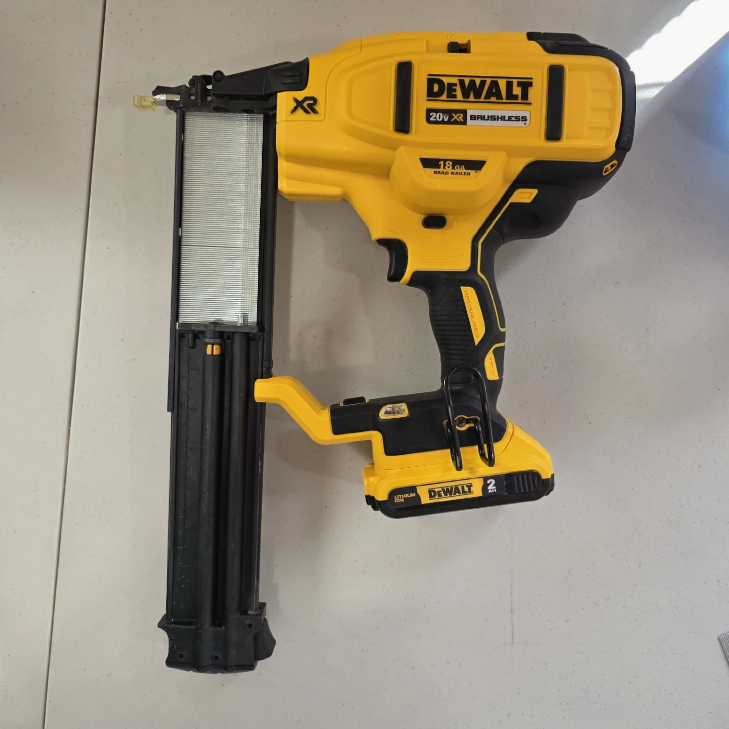 DeWalt 20V XR Brushless 18-Gauge Brad Nailer (DCN680) - photo 2