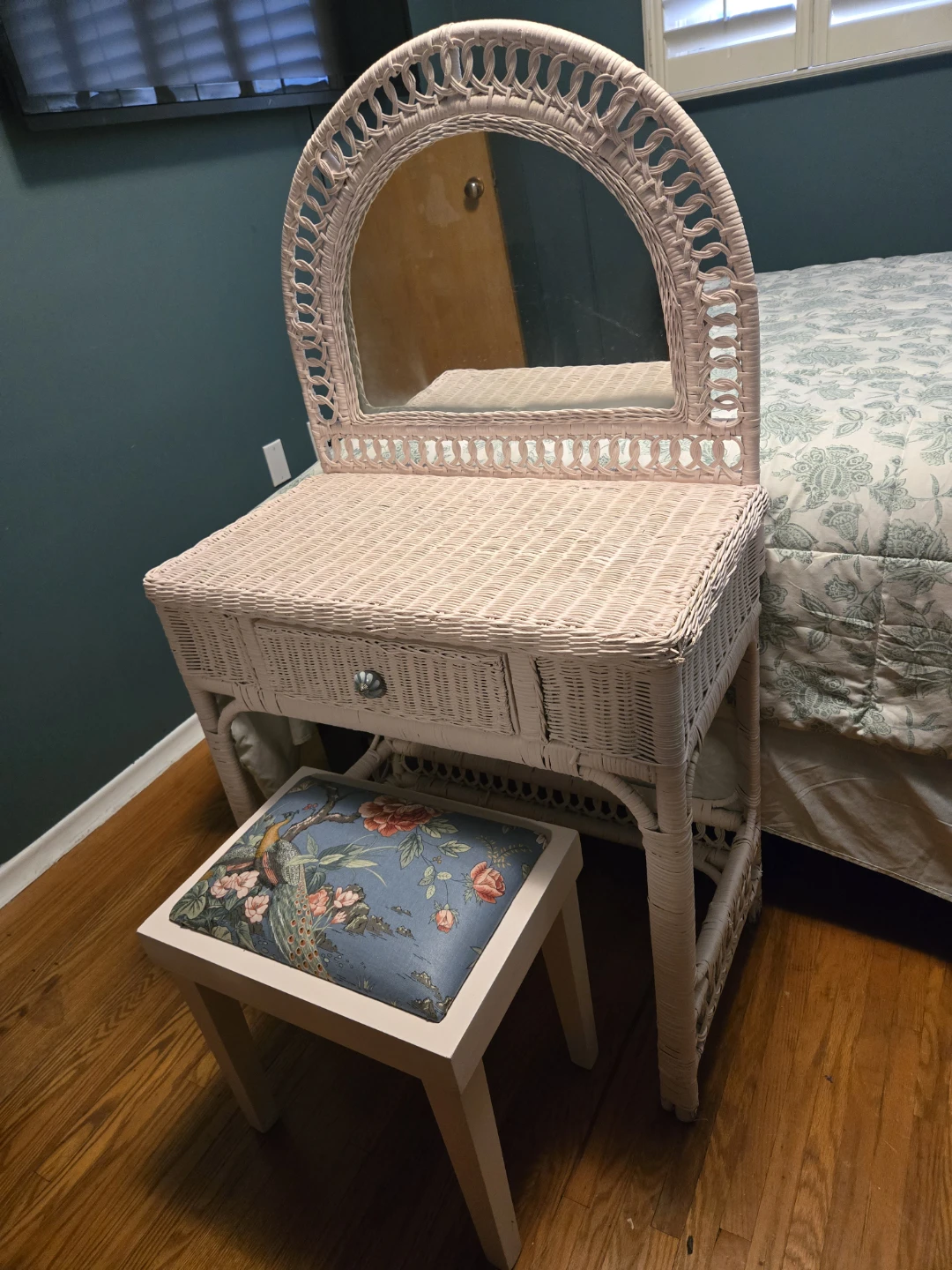 Vintage Wicker Vanity Desk with Arched Mirror - photo 3