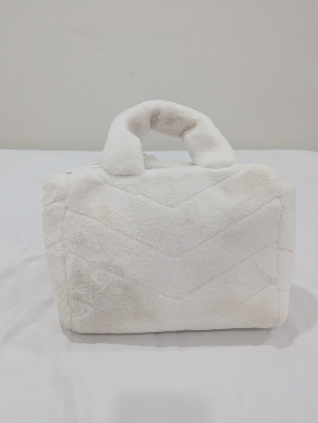 White Faux Fur Guess Handbag with Crossbody Strap - photo 4
