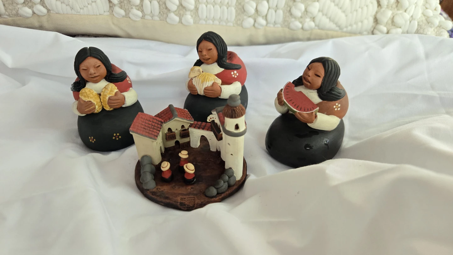 Vintage Peruvian handmade terracotta folk art figures - photo 2