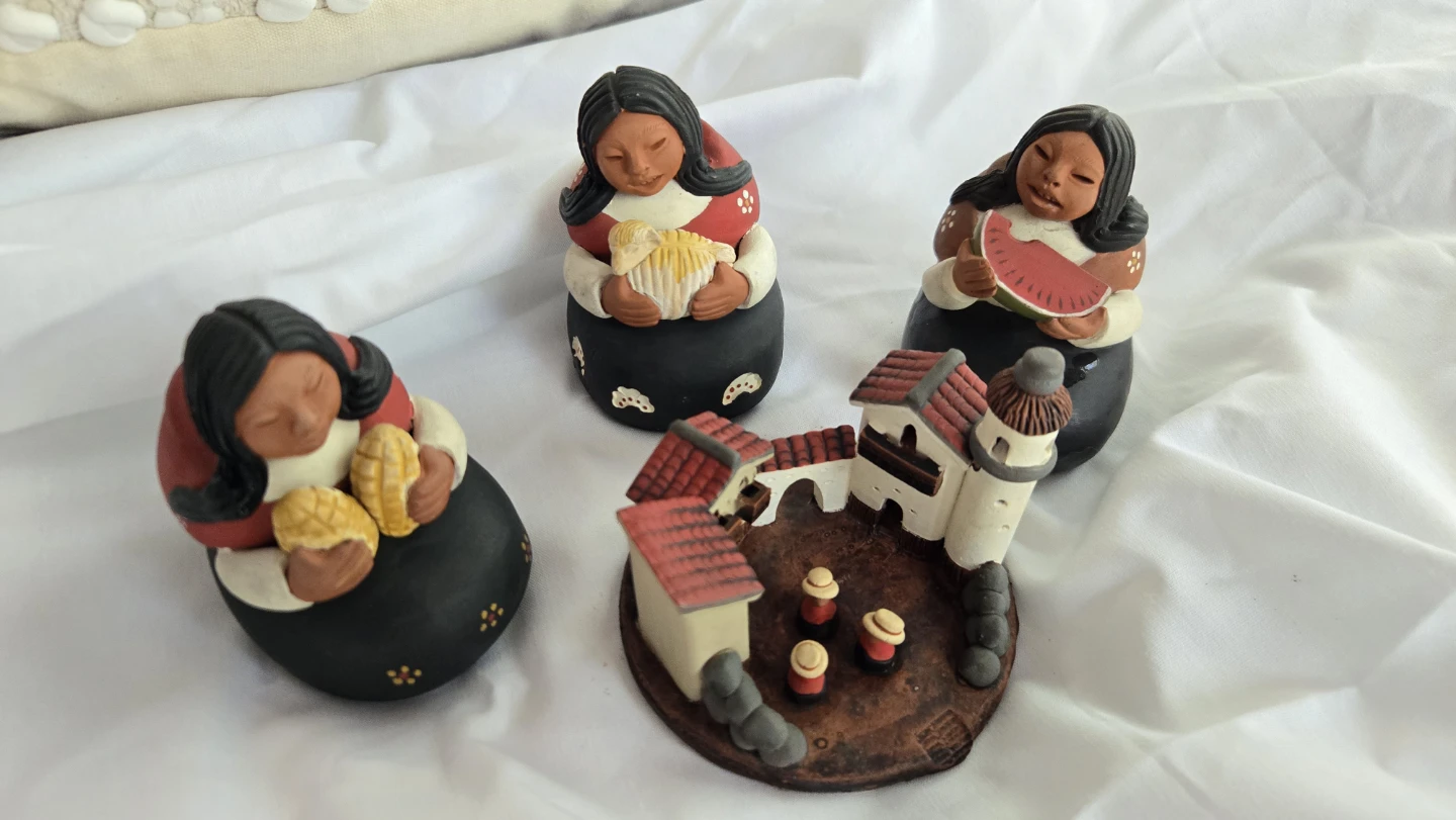 Vintage Peruvian handmade terracotta folk art figures - photo 3