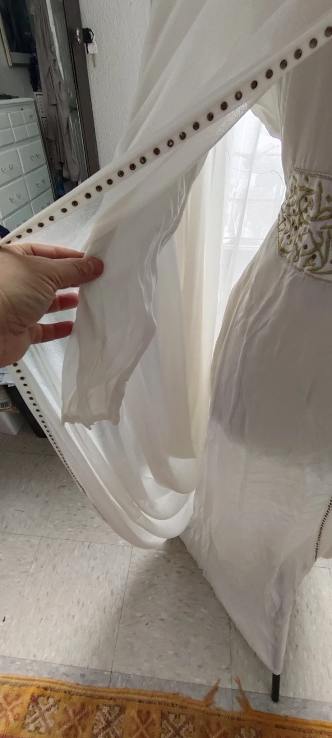White Kaftan with Gold Embroidery - photo 5