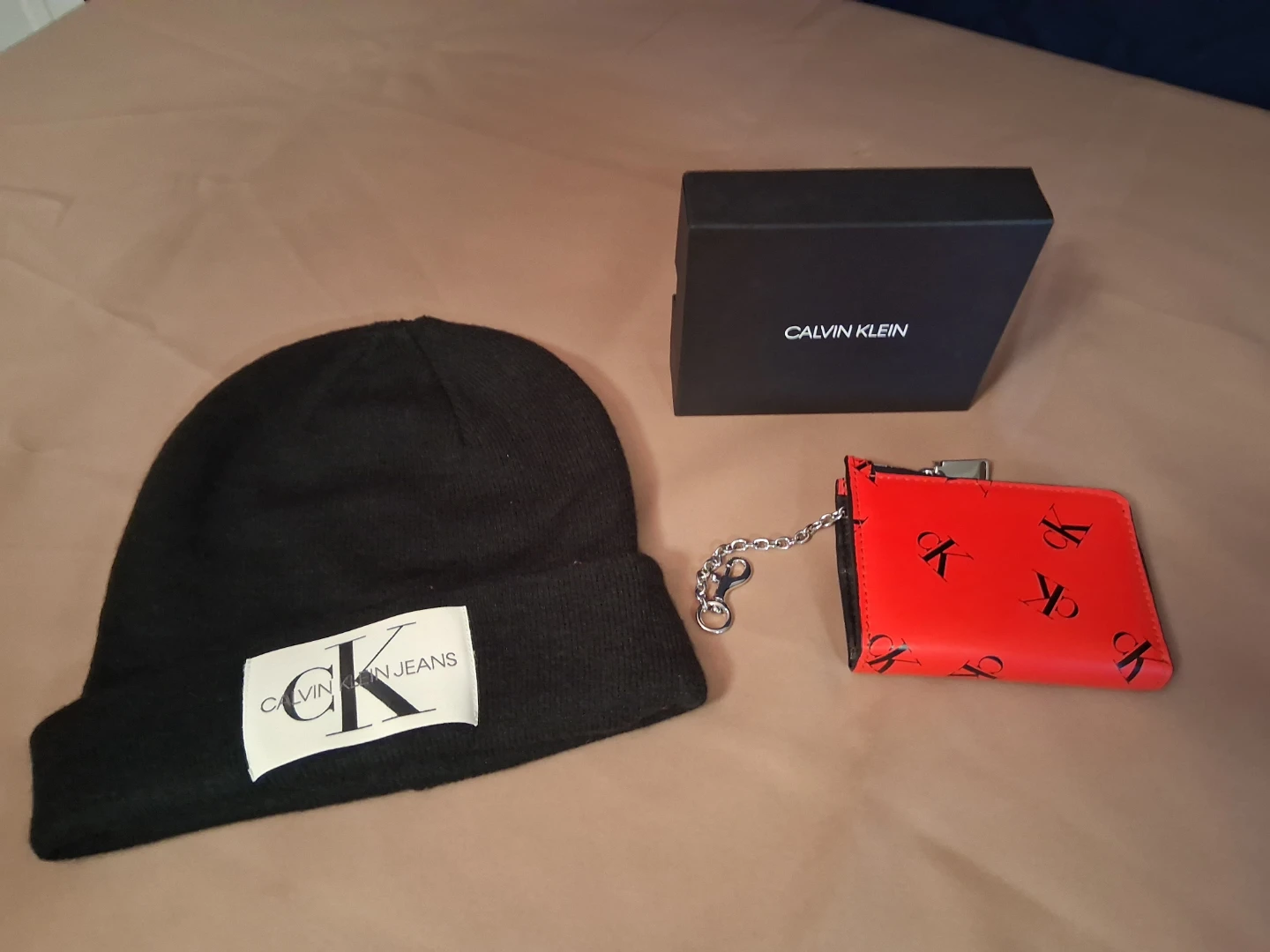 Calvin Klein shorts, red leather wallets and touque - photo 2