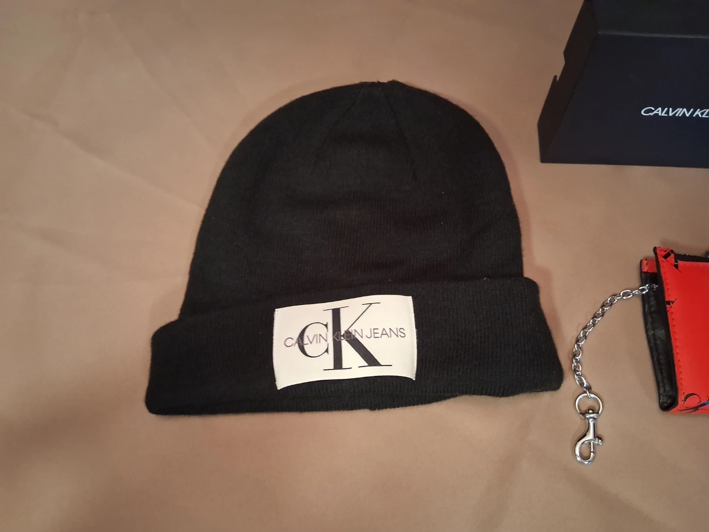 Calvin Klein shorts, red leather wallets and touque - photo 3