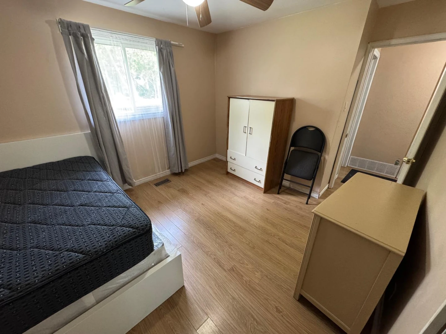 Room for Rent - photo 2