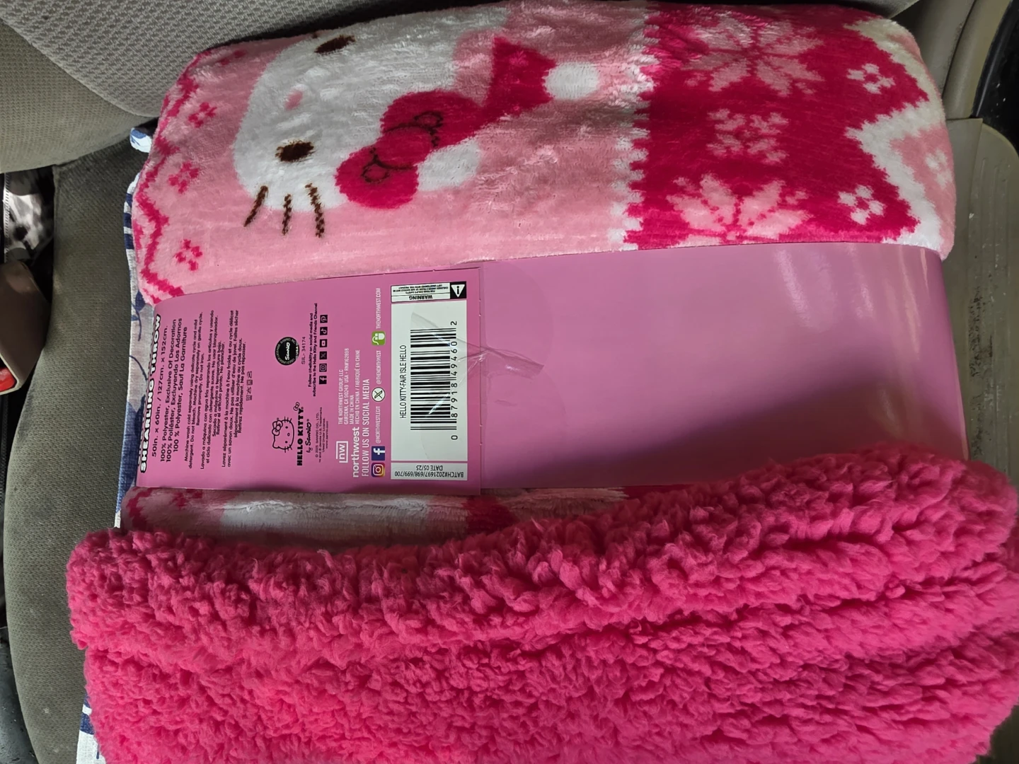 Hello Kitty "Feel The Hug" Plush Throw Blanket - photo 2