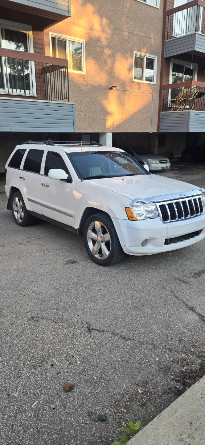 White Jeep Grand Cherokee Limited