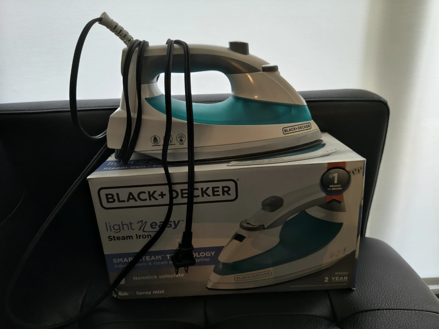 Black+Decker light N' easy Steam Iron - photo 2