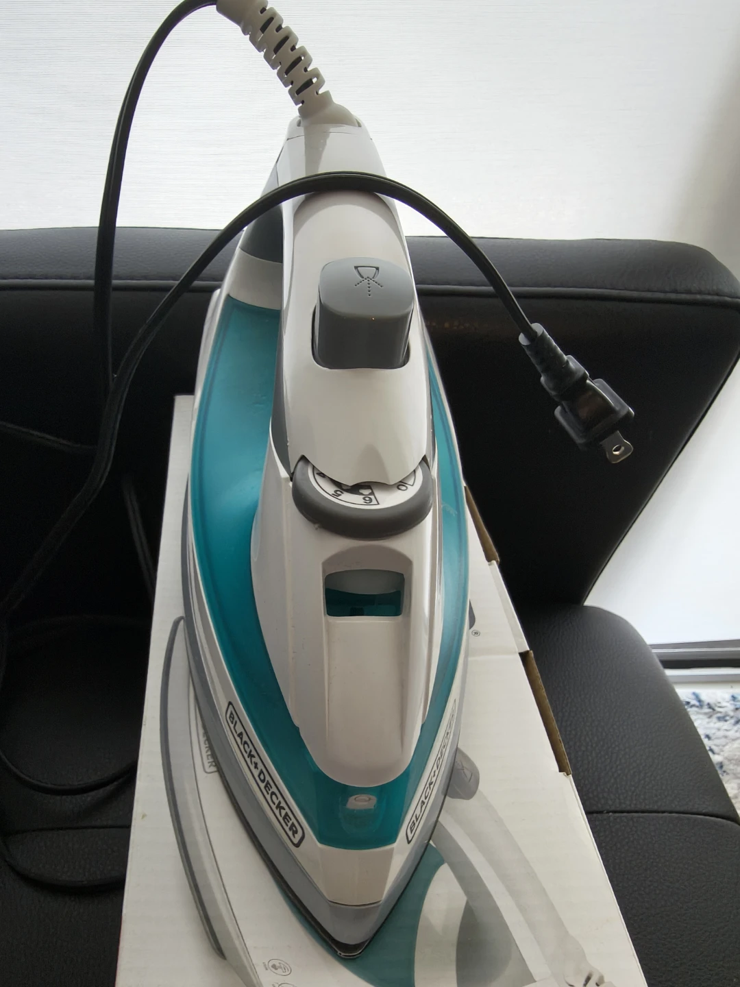 Black+Decker light N' easy Steam Iron - photo 5