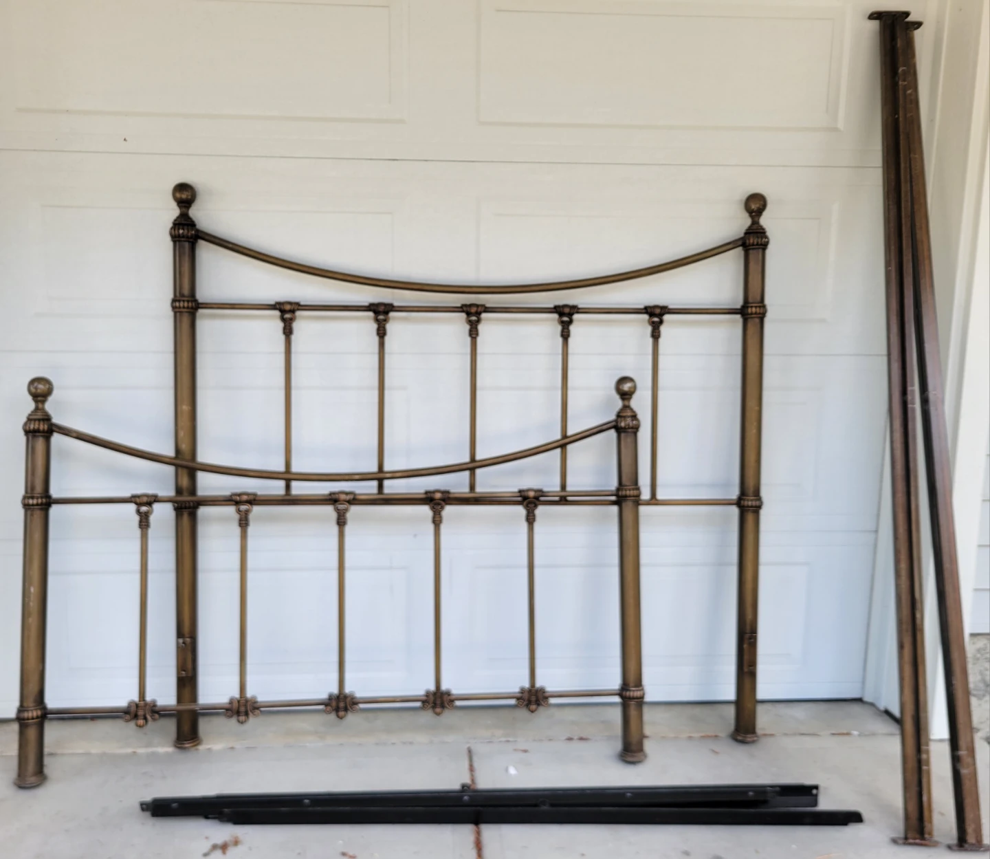 Vintage Style Antique Queen Sized Metal Bed Frame. Complete Set