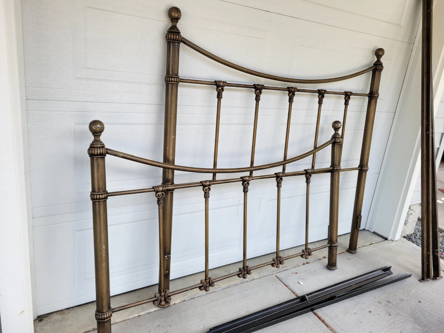 Vintage Style Antique Queen Sized Metal Bed Frame. Complete Set - photo 2