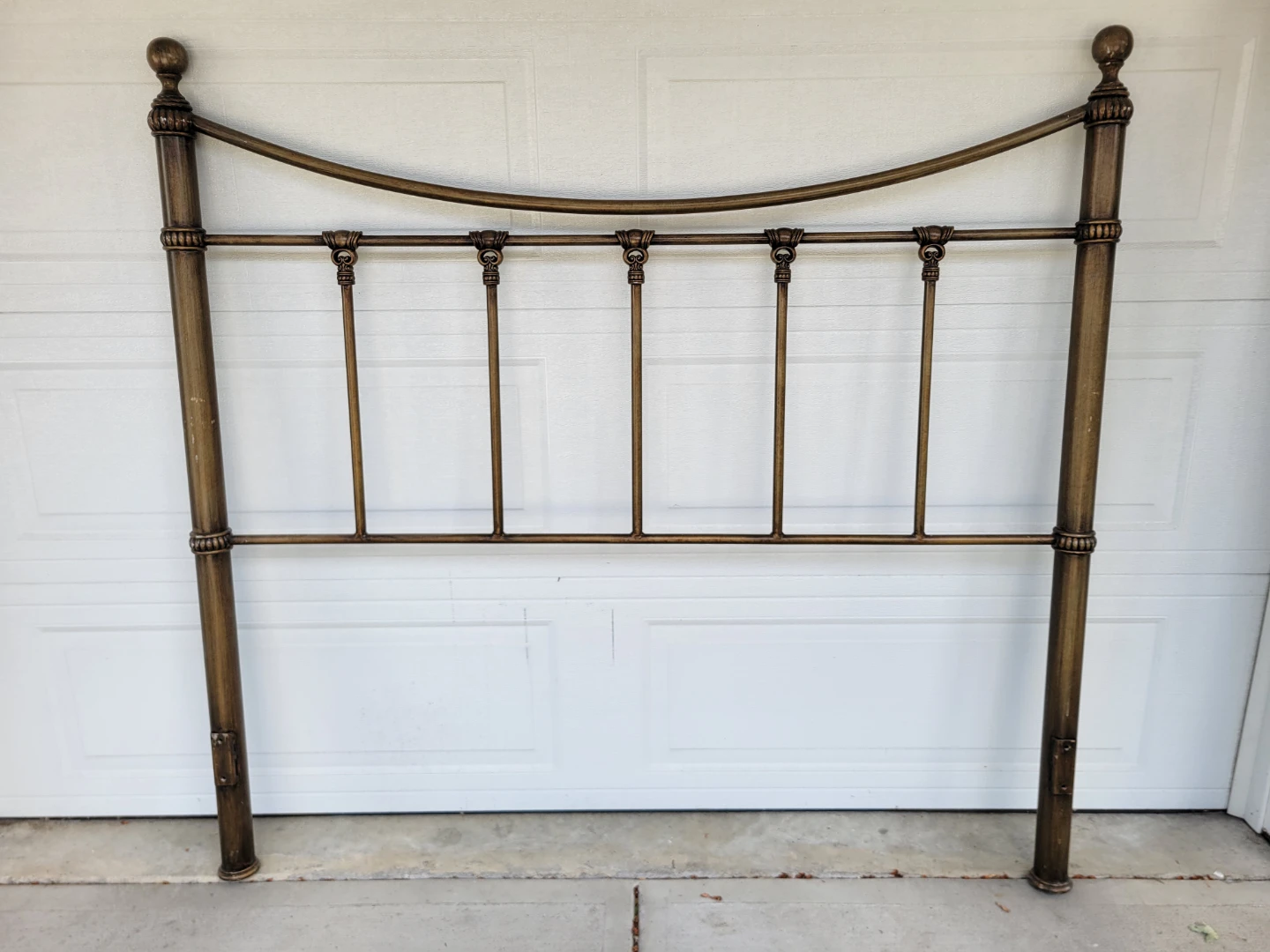 Vintage Style Antique Queen Sized Metal Bed Frame. Complete Set - photo 3