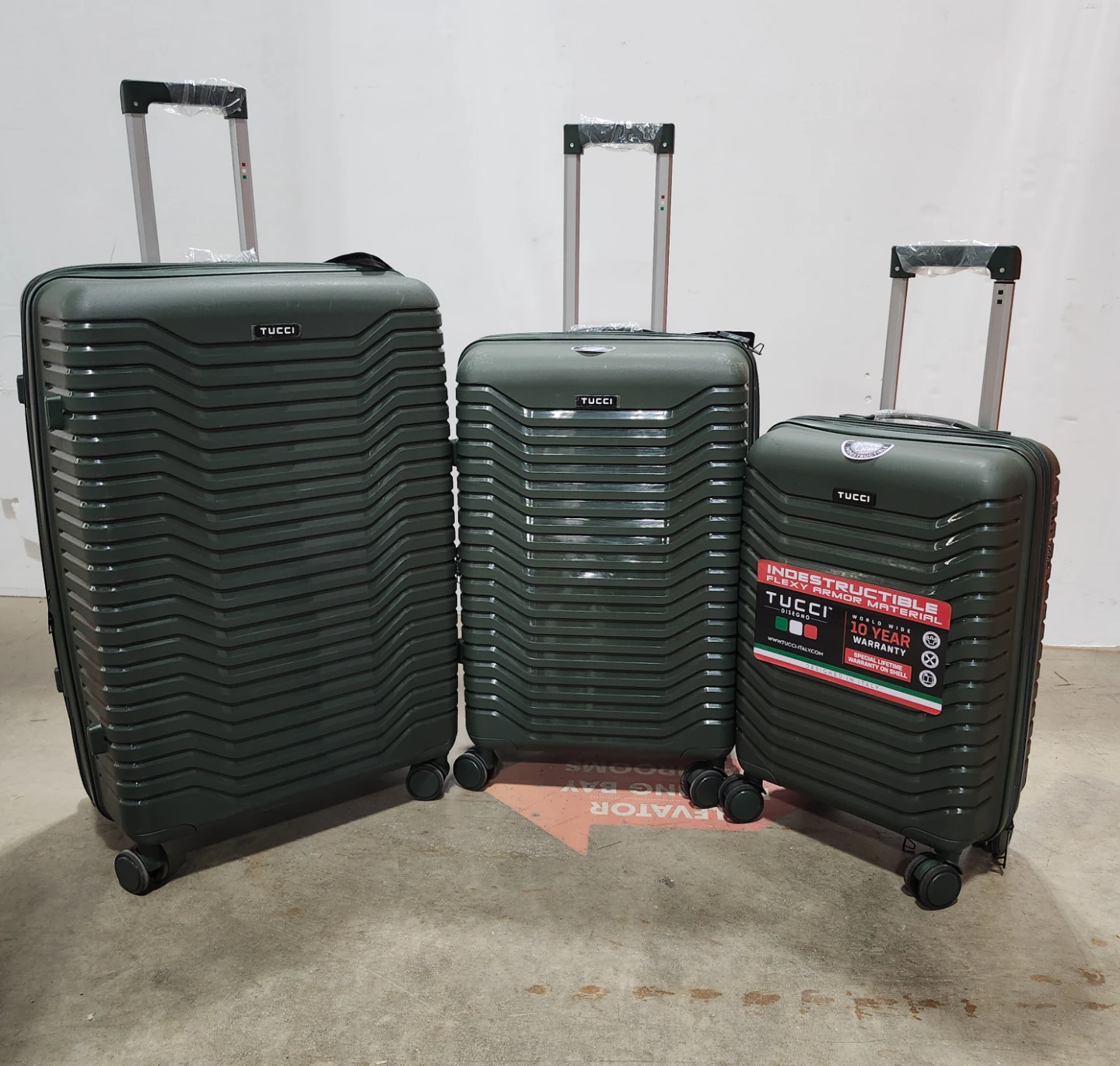 3 Pieces Polypropylene Hardside Luggage Open Box Floor Model - photo 2