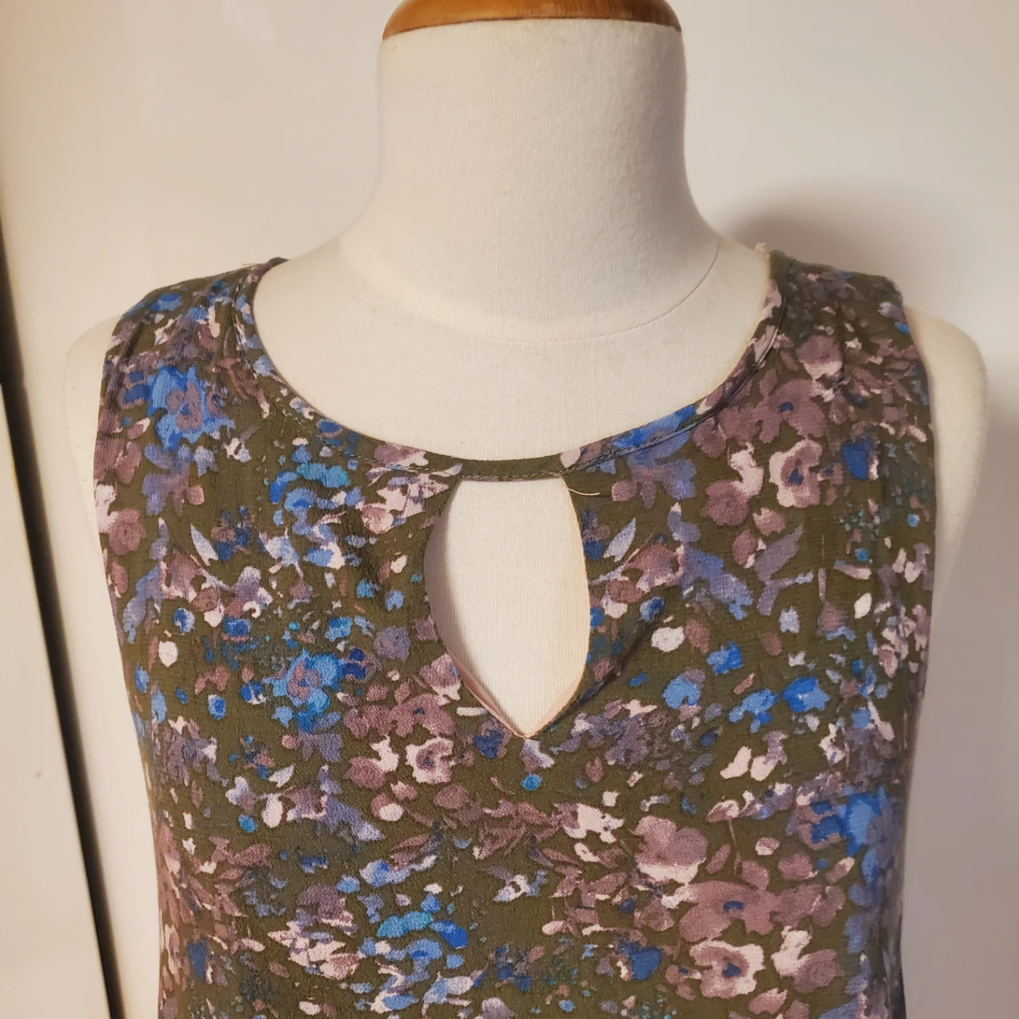 Floral Tank Top with Keyhole Neckline - photo 3