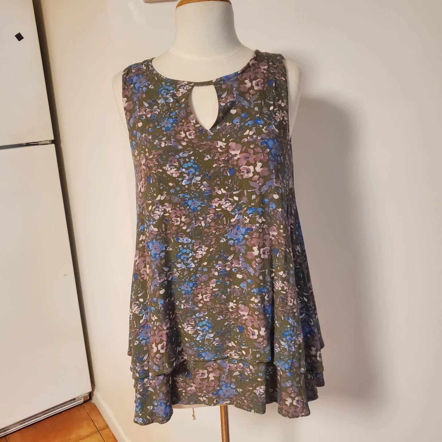 Floral Tank Top with Keyhole Neckline - photo 4