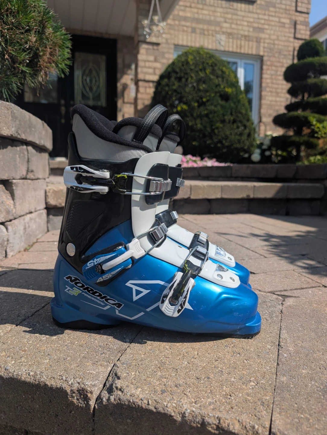 Nordica T3 Ski Boots - 25.5 men's 7.5 or women's 8.5