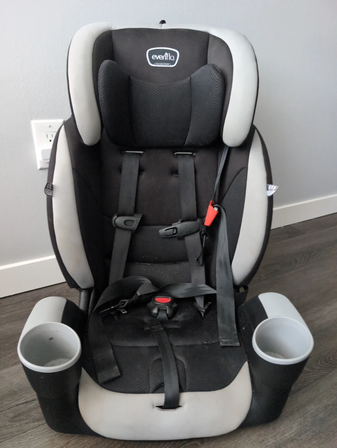 Evenflo Car Seat valid until 2029 august. Rarely used.