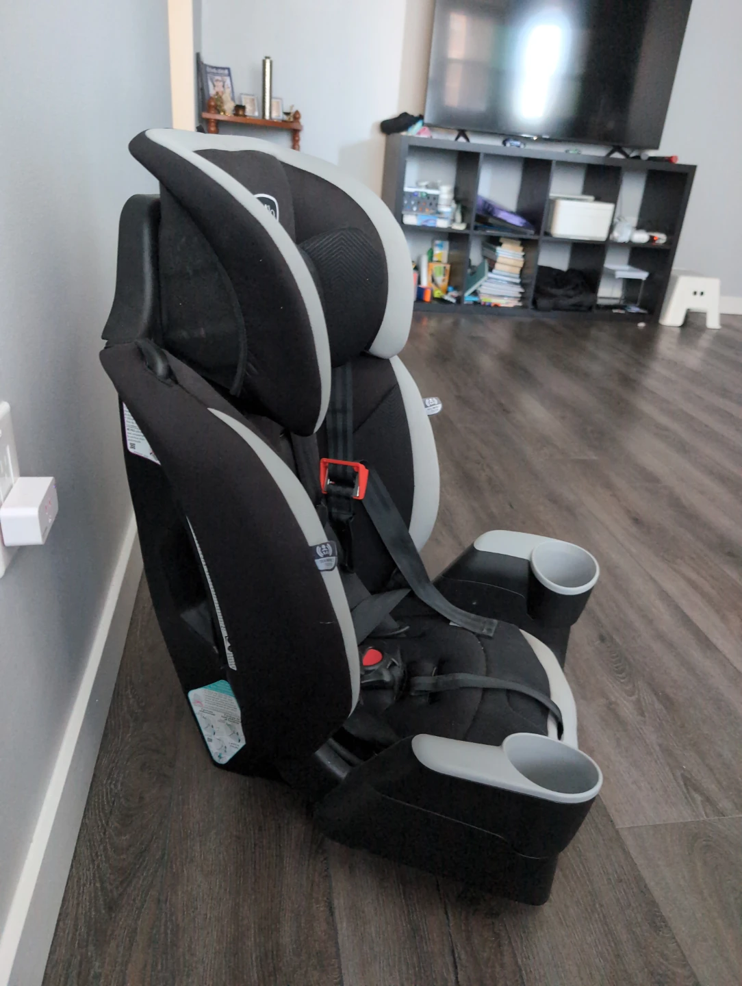 Evenflo Car Seat valid until 2029 august. Rarely used. - photo 4
