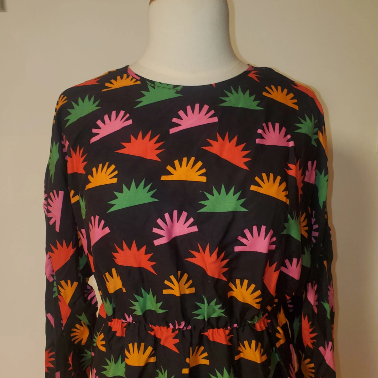 Black dress with colourful sunburst print - photo 2