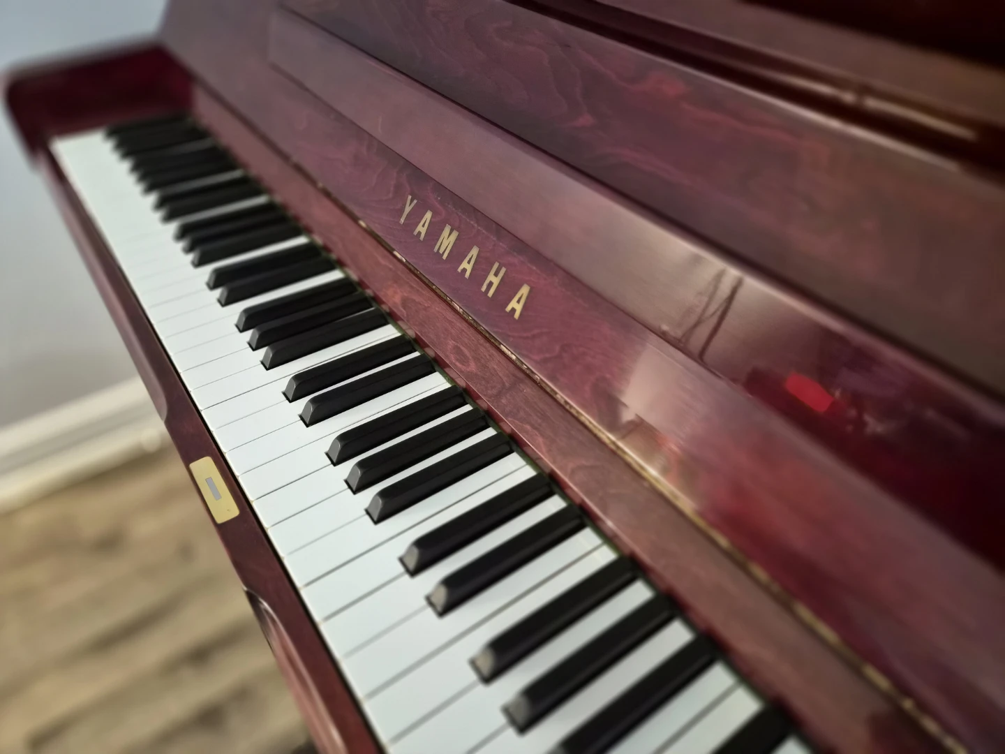 Yamaha Upright Piano - Dark Red - photo 3