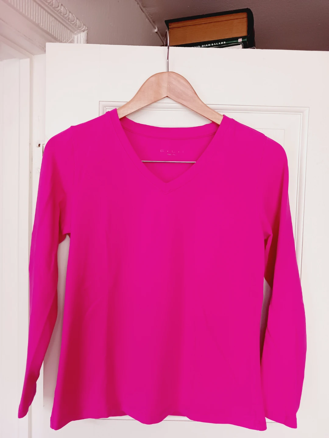 Pink  Long Sleeve V-Neck Top Activewear 96% cotton. M.