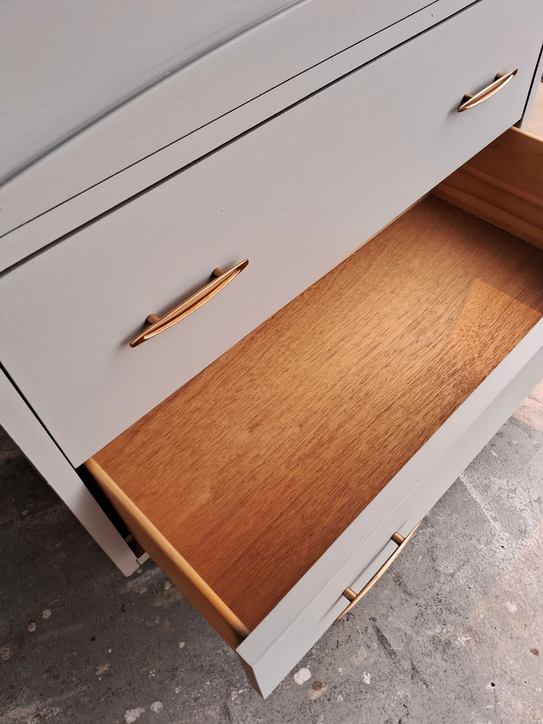 Light gray drseer with 4.drawers. - photo 4