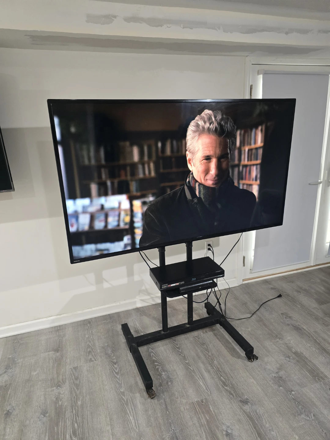 Philips 65" 4K QLED Google Smart TV - photo 3