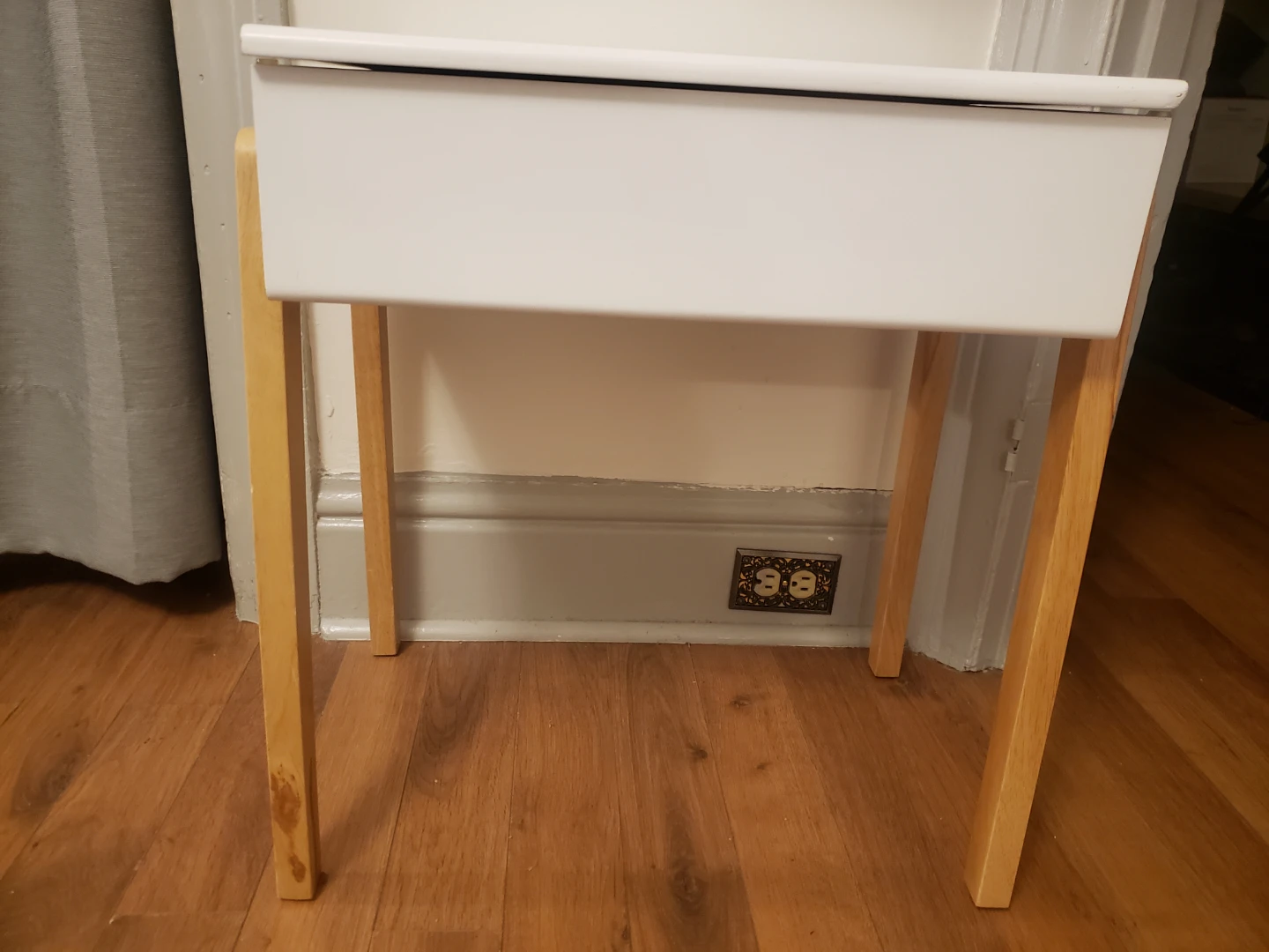 Queen West small desk h 22 in x d 15 in x L 21 1/2 in
