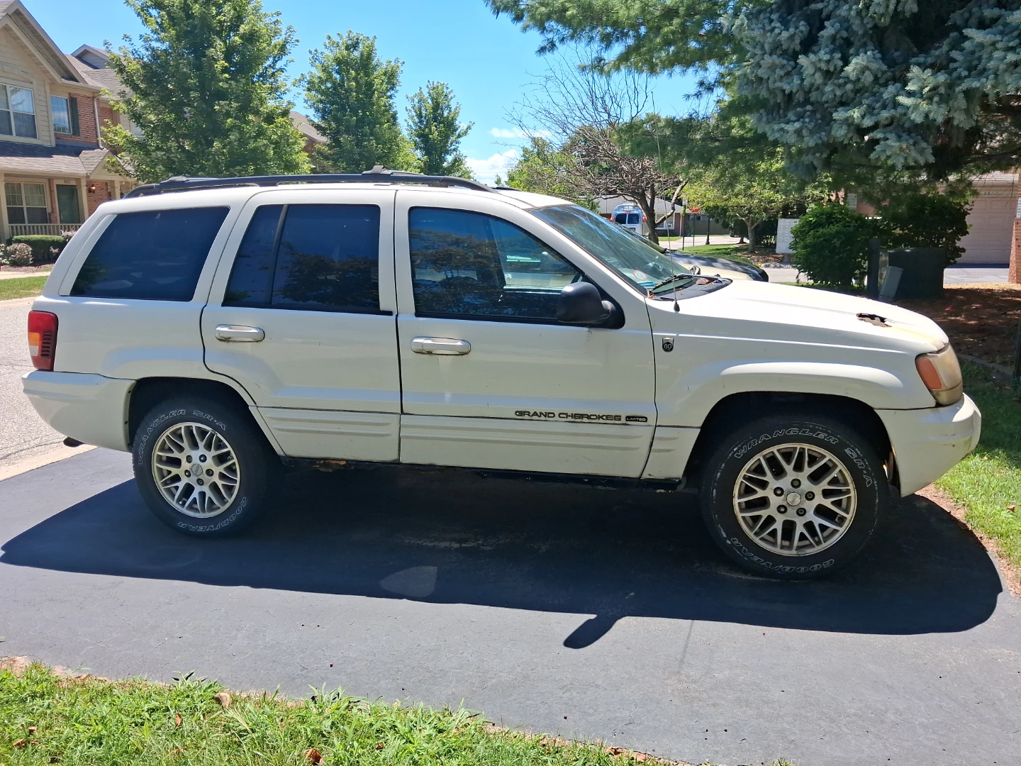 Jeep Grand Cherokee SUV - photo 3