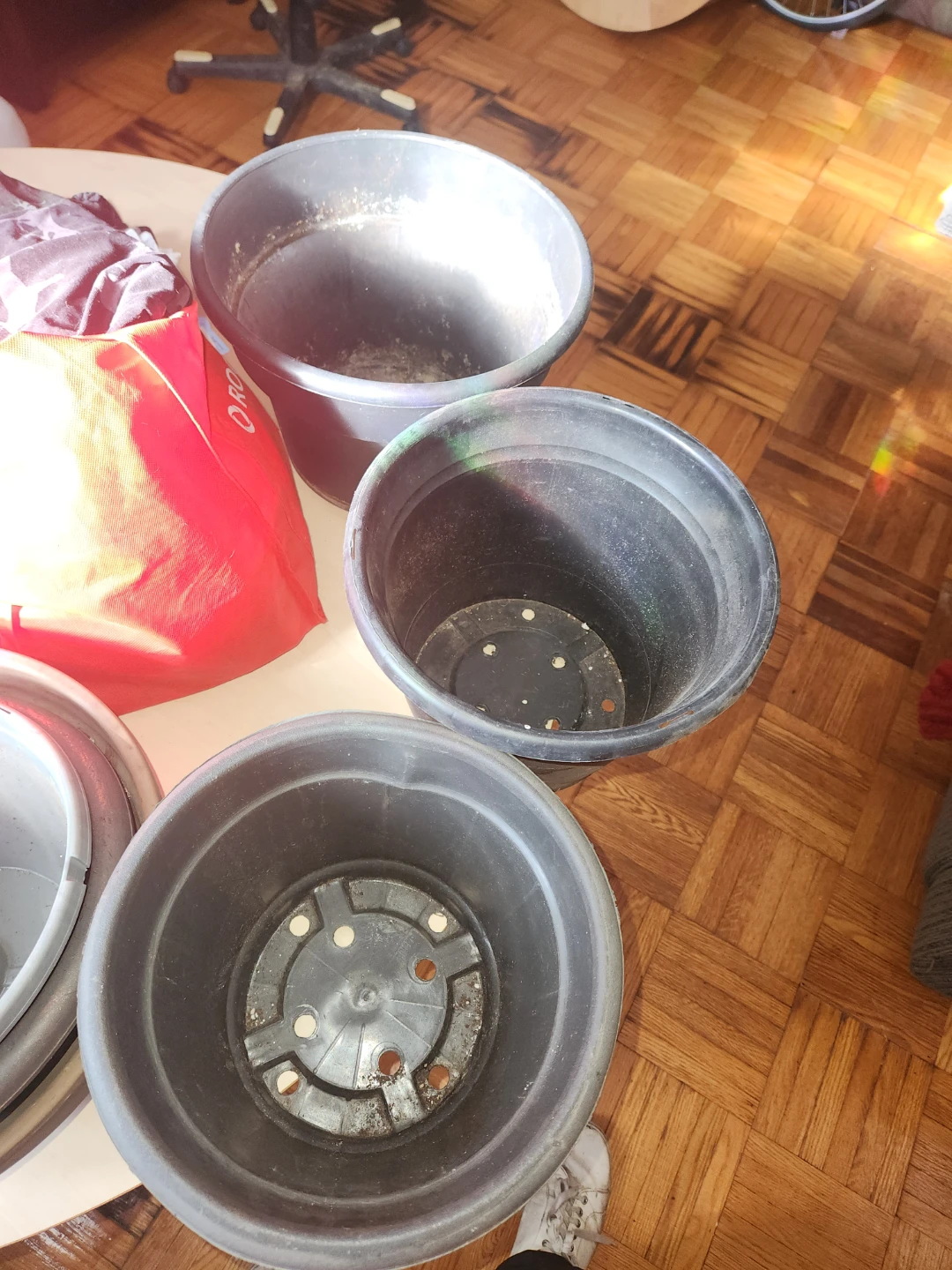 Set of 3 Black and 2 Misc. Plastic Plant Pots - photo 3