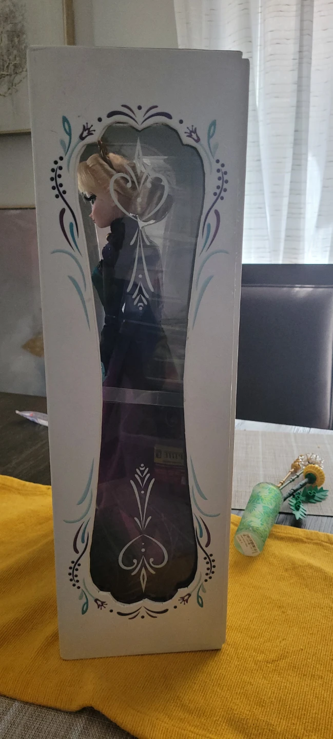 Disney Store Limited Edition Elsa Doll - photo 2
