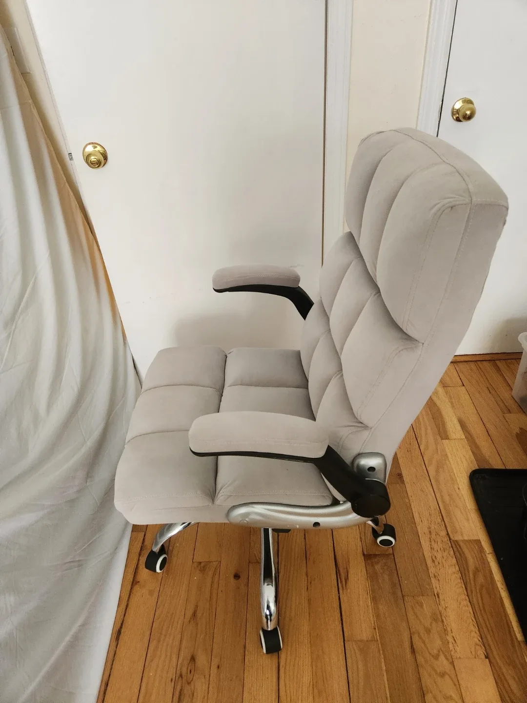 $20 Gray Faux Suede Executive Office Chair - photo 3