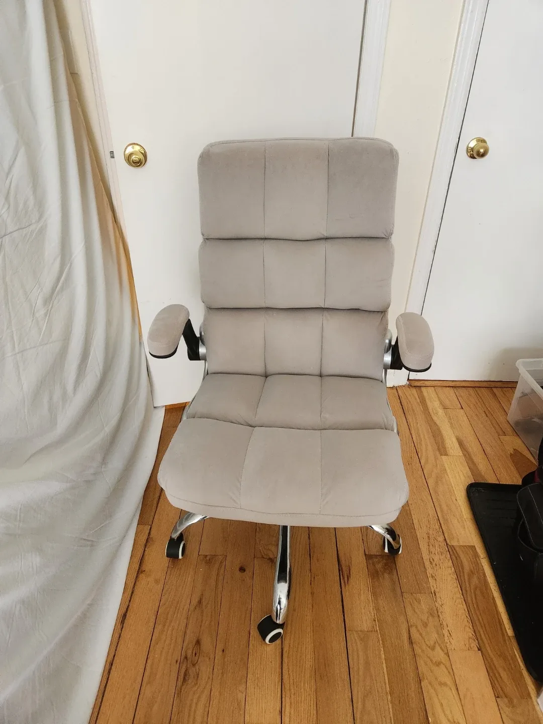 $20 Gray Faux Suede Executive Office Chair - photo 4