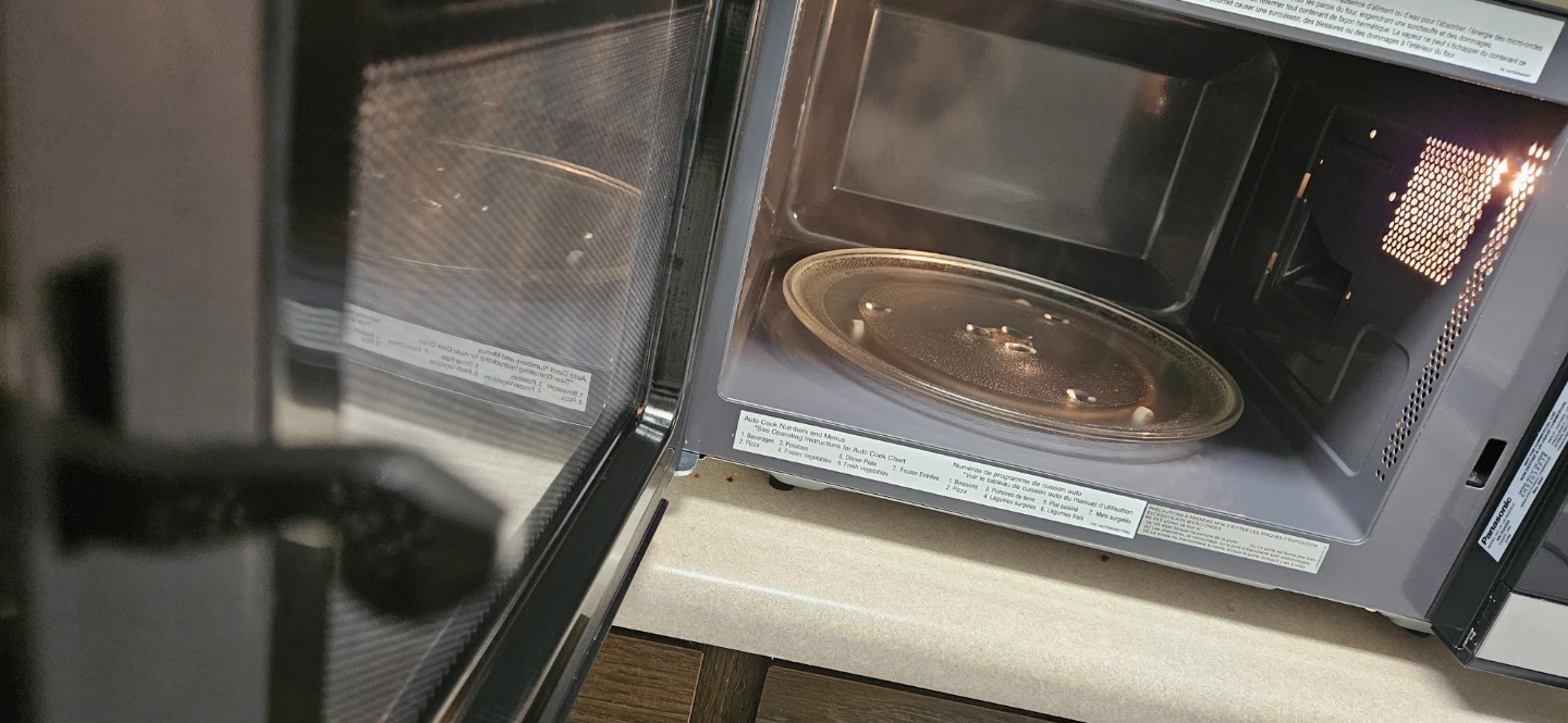 Move out sale Panasonic 900W High Power Microwave - photo 2