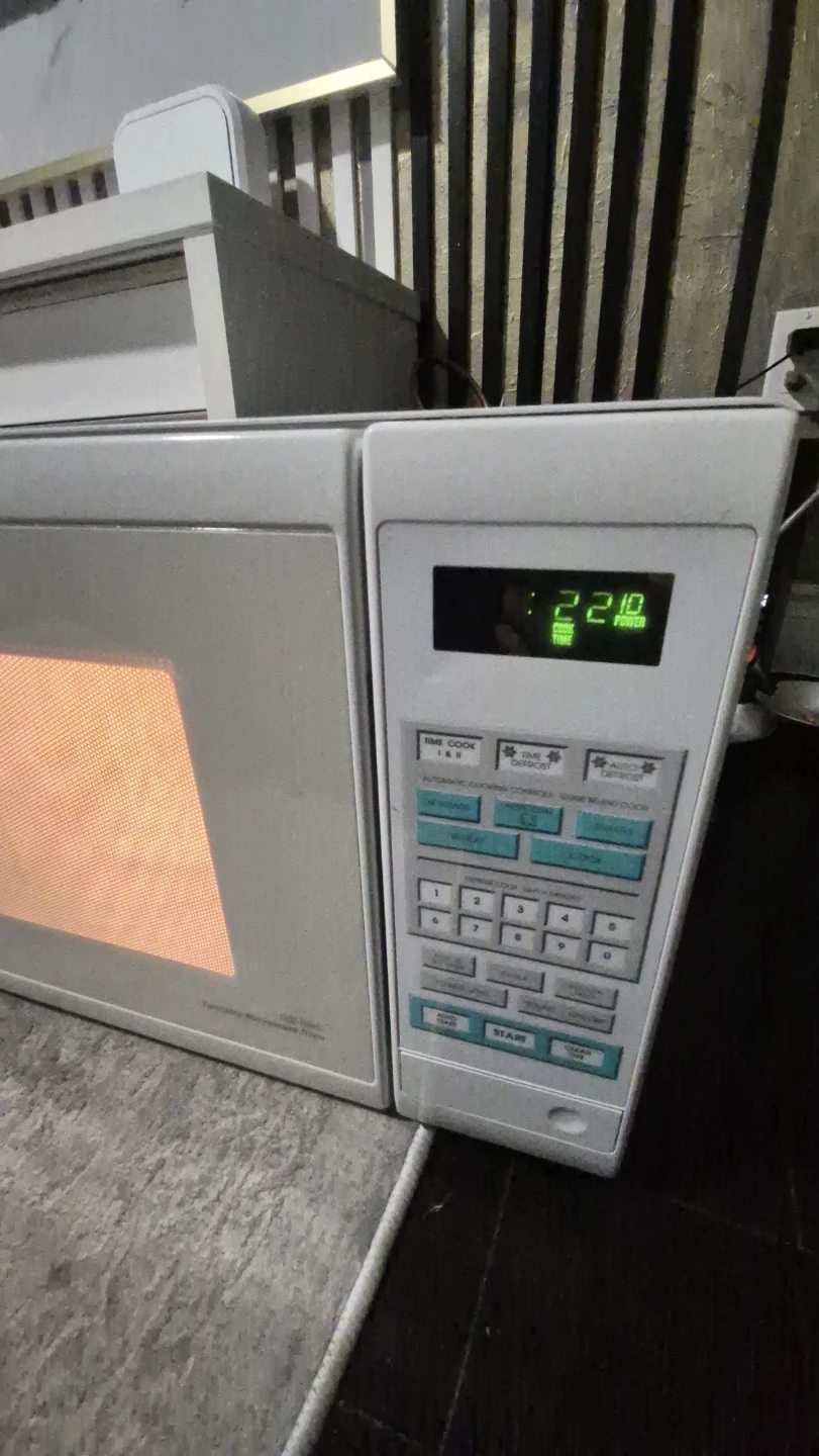 White Microwave - photo 2