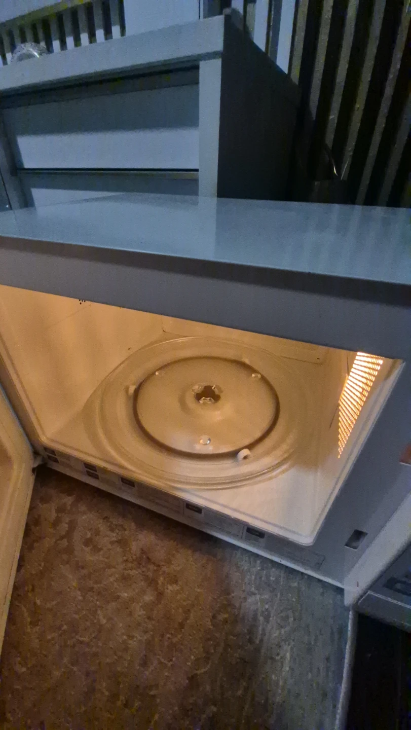 White Microwave - photo 3