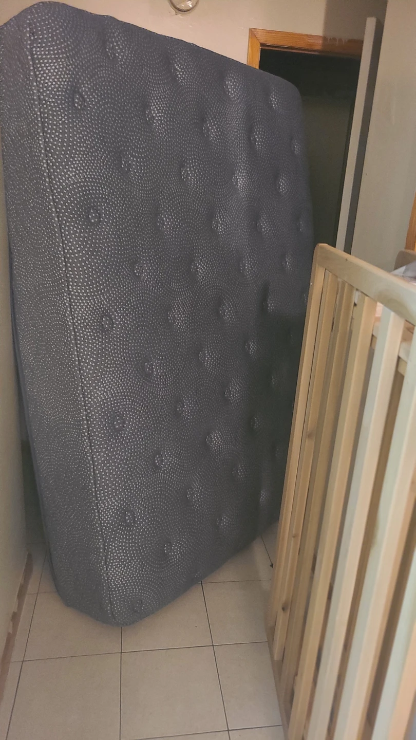 Full size mattress and wooden bed frame - photo 3